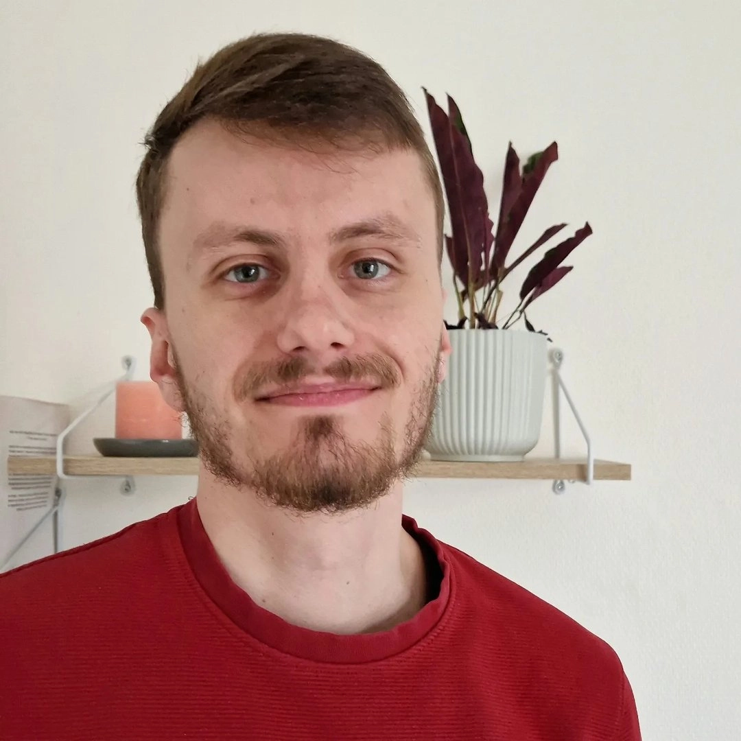 Portrait de Marius Thiesset, expert en création de sites web et SEO local, fondateur de Prisma Création